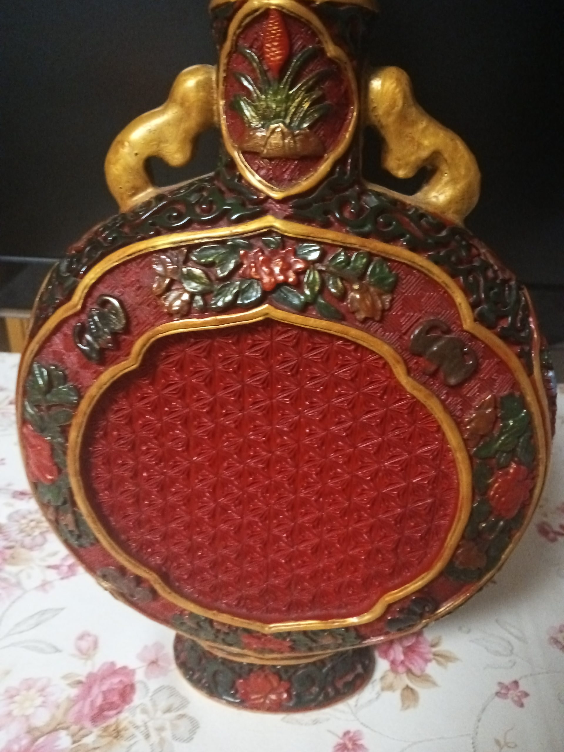 乾隆款大漆彩绘双耳抱月瓶华茂艺术品交易平台华茂艺术全球交易平台