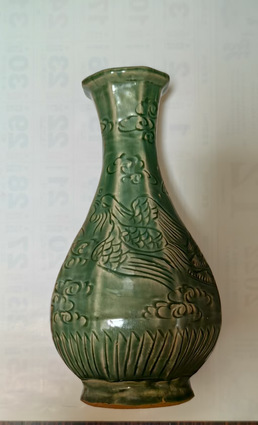 八方绿色釉明清时代龙泉窑云彩海浪大龙奔腾图瓶华茂艺术品交易平台华茂艺术全球交易平台
