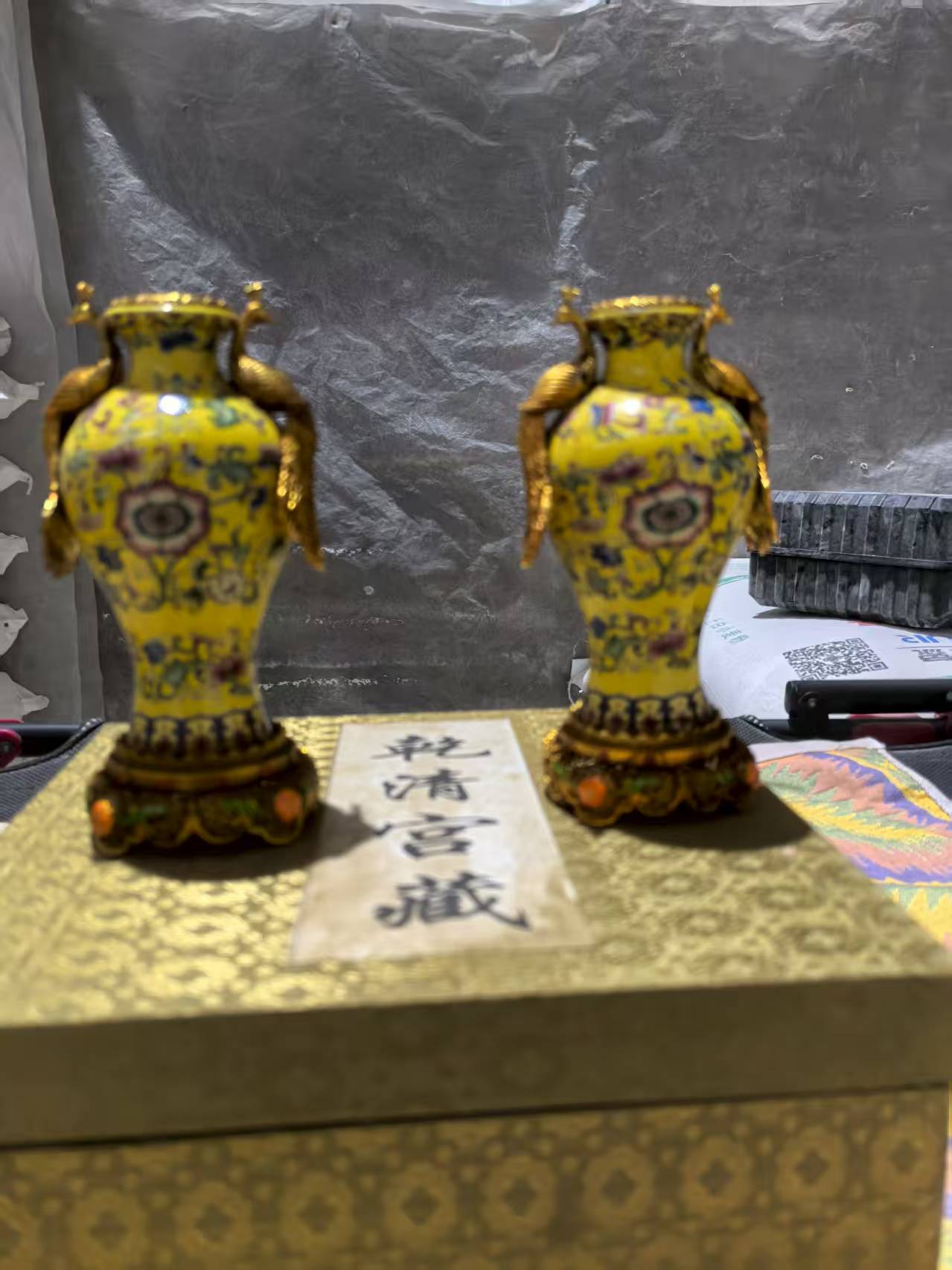 黄地珐琅彩镶金瓷瓶————乾隆御制华茂艺术品交易平台华茂艺术全球交易平台