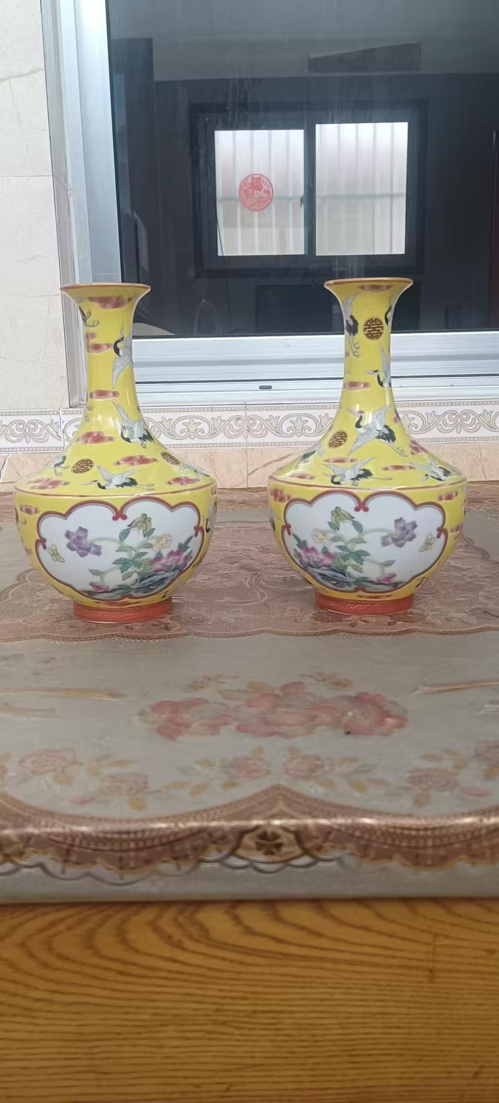 黄地粉彩缠枝花卉纹赏瓶华茂艺术品交易平台华茂艺术全球交易平台