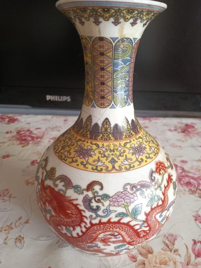 图片[1]华茂艺术品交易平台乾隆款五彩龙纹赏瓶华茂艺术品交易平台华茂艺术全球交易平台