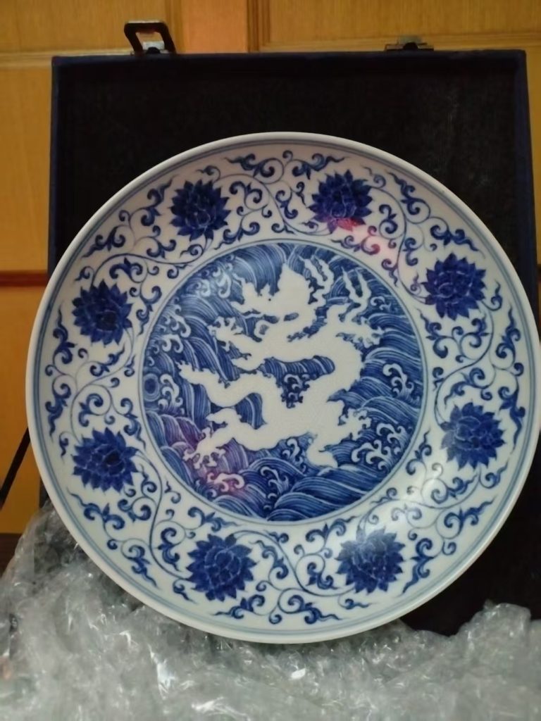 图片[1]华茂艺术品交易平台大明宣德年制青花留白龙纹盘华茂艺术品交易平台华茂艺术全球交易平台