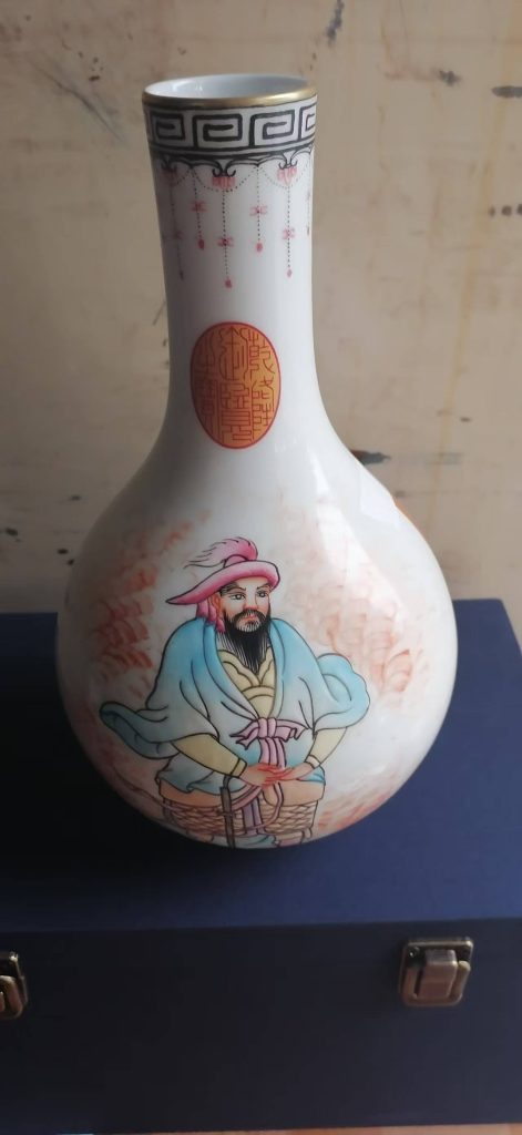 图片[1]华茂艺术品交易平台人物天球瓶华茂艺术品交易平台华茂艺术全球交易平台