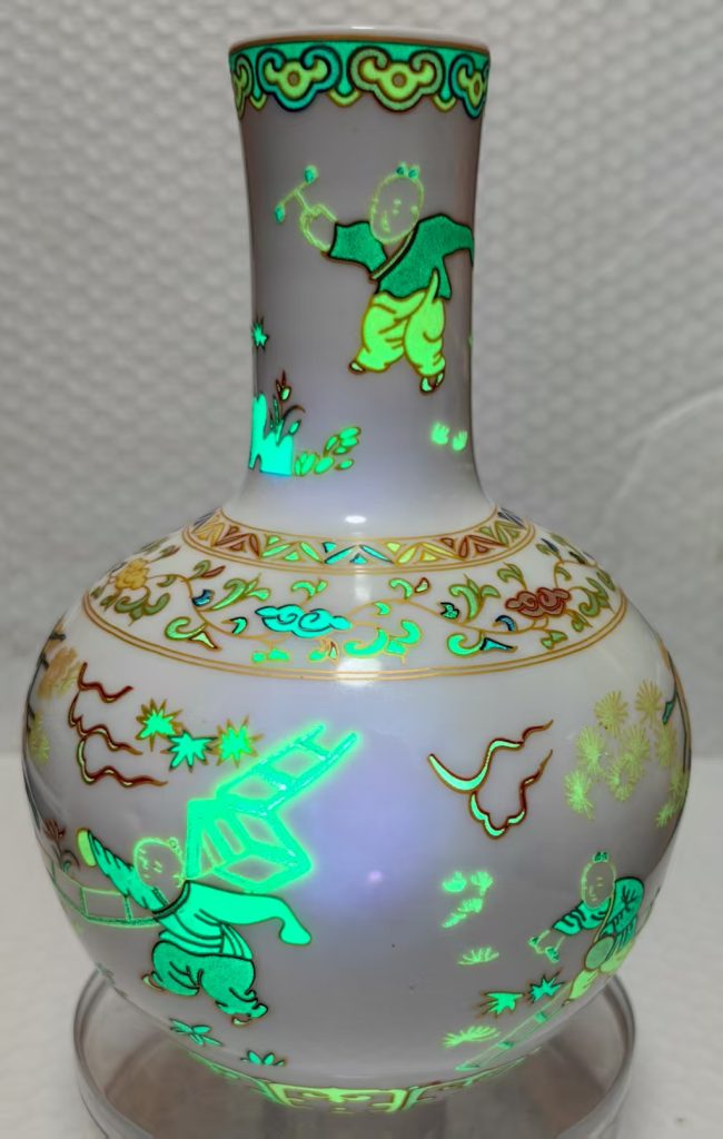 图片[1]华茂艺术品交易平台大明成化年制斗彩变色夜明硃宝料人物花纹皇宫用品赏瓶华茂艺术品交易平台华茂艺术全球交易平台