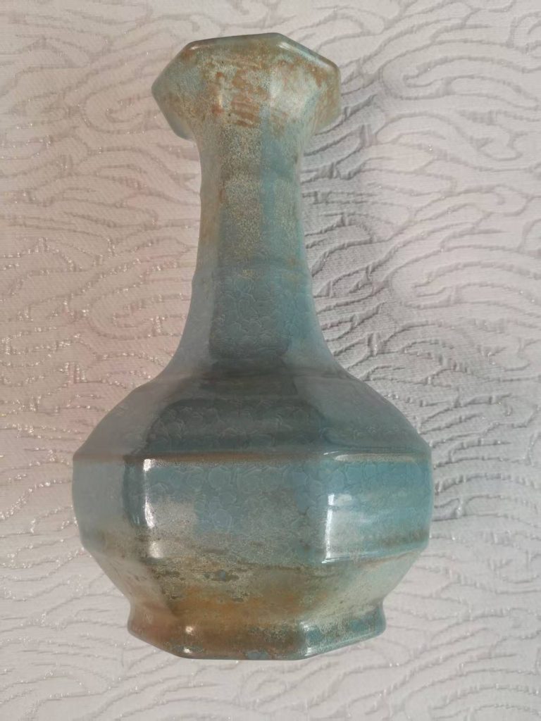 图片[1]华茂艺术品交易平台​​青釉六棱开片瓷瓶​​华茂艺术品交易平台华茂艺术全球交易平台
